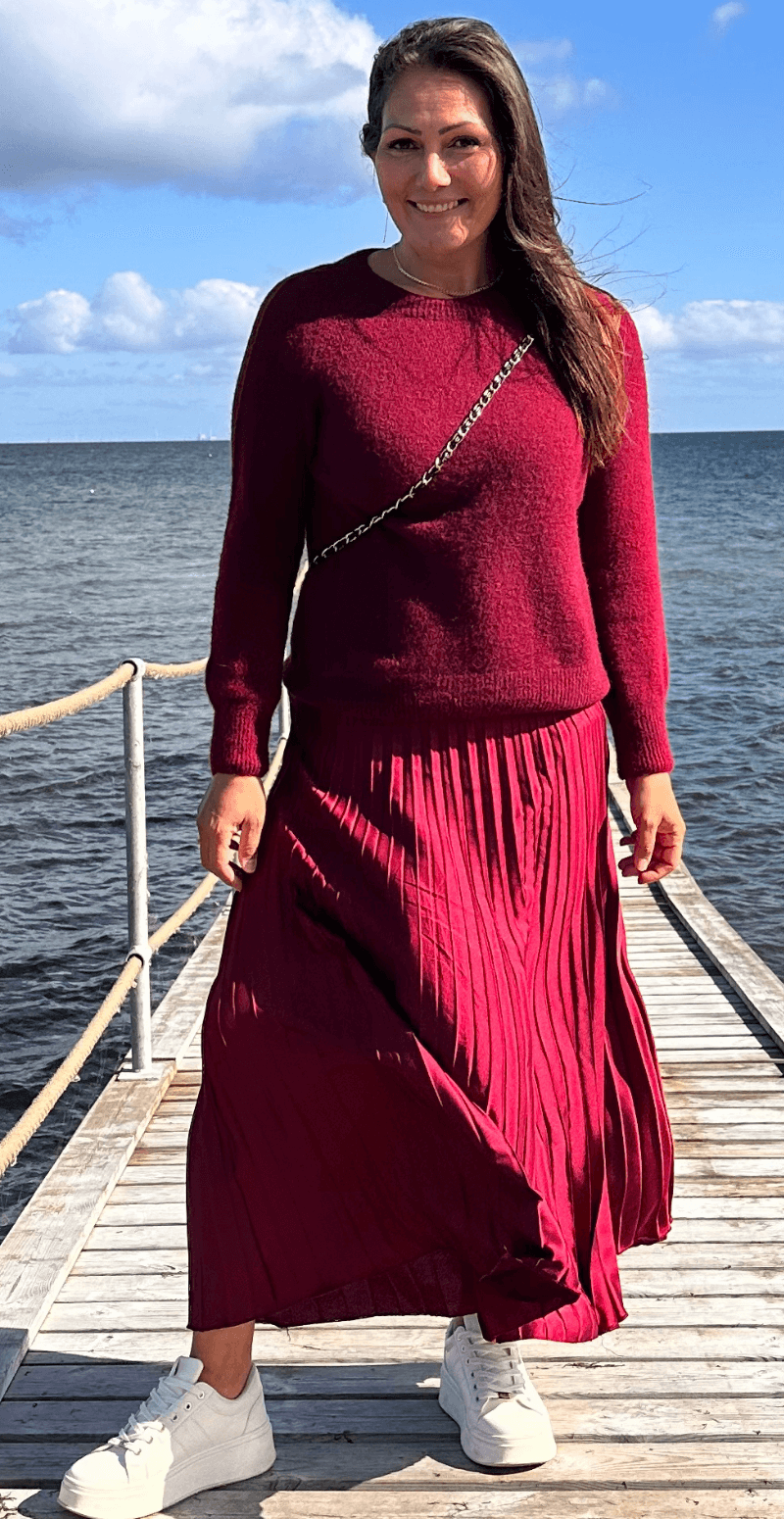 Camma plisseret satin nederdel bordeaux LikeLondon By Christina