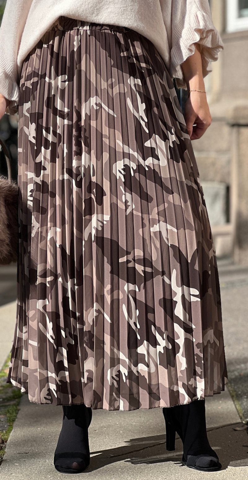 Robyn plisseret nederdel med camouflage print fango LikeLondon