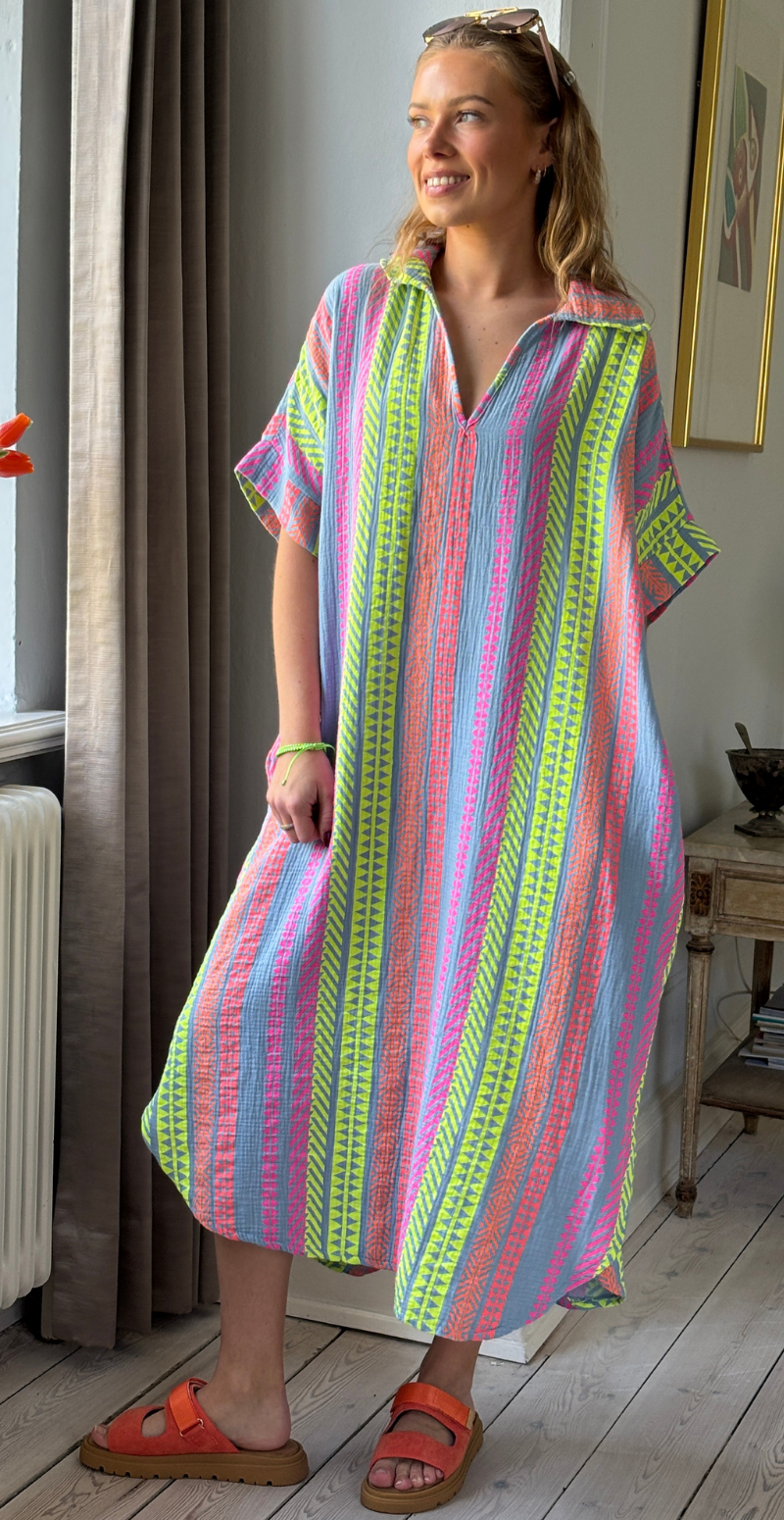 Flora lang kjole i musselin med grafisk mønster denim LikeLondon