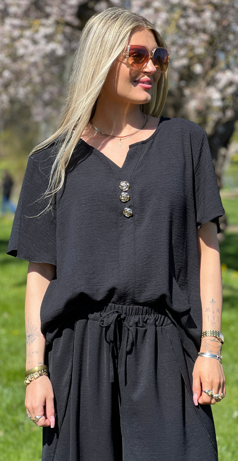 Beate kortærmet bluse med guldknapper sort LikeLondon
