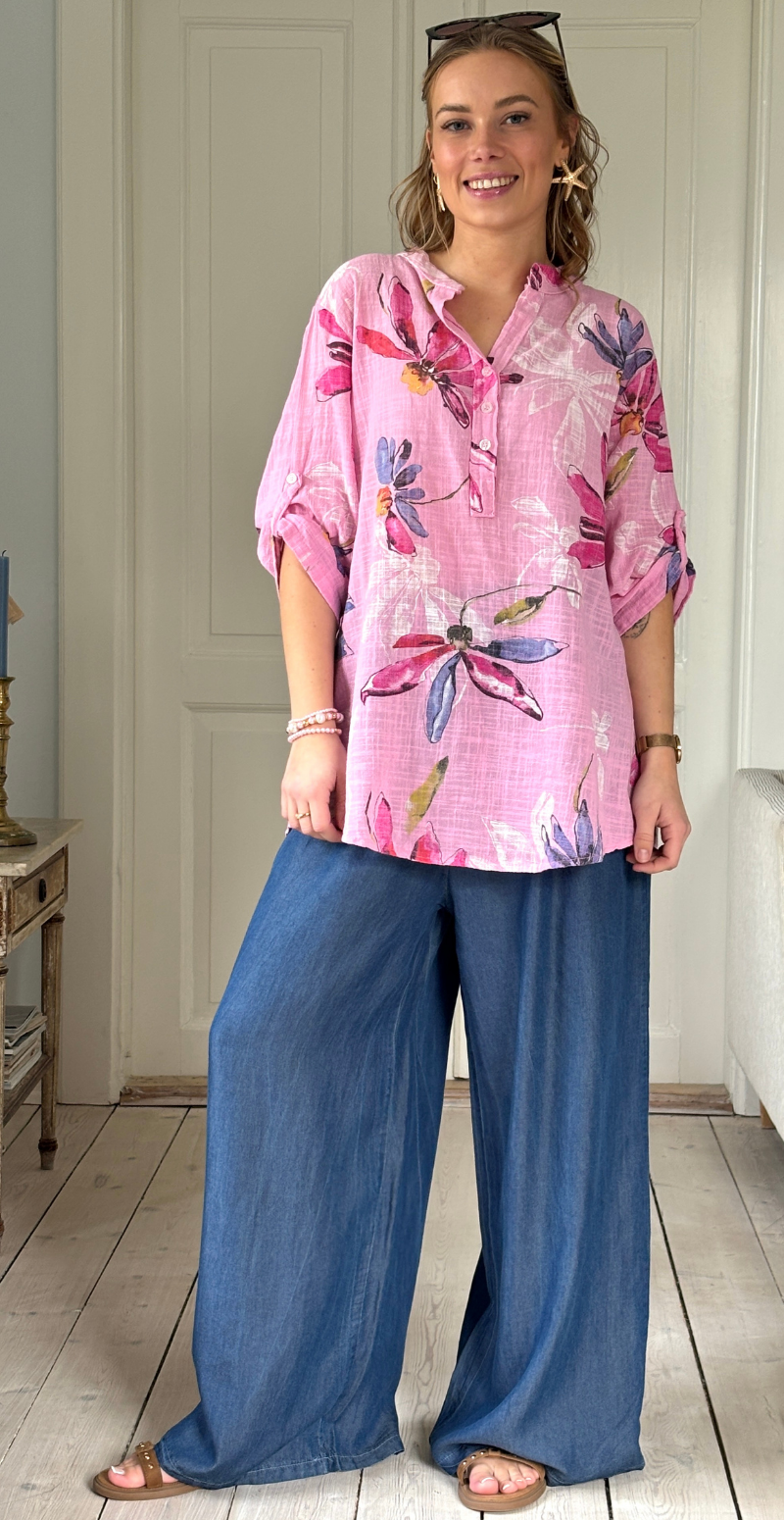 Deborah bluse med farverige blomster baby rosa LikeLondon