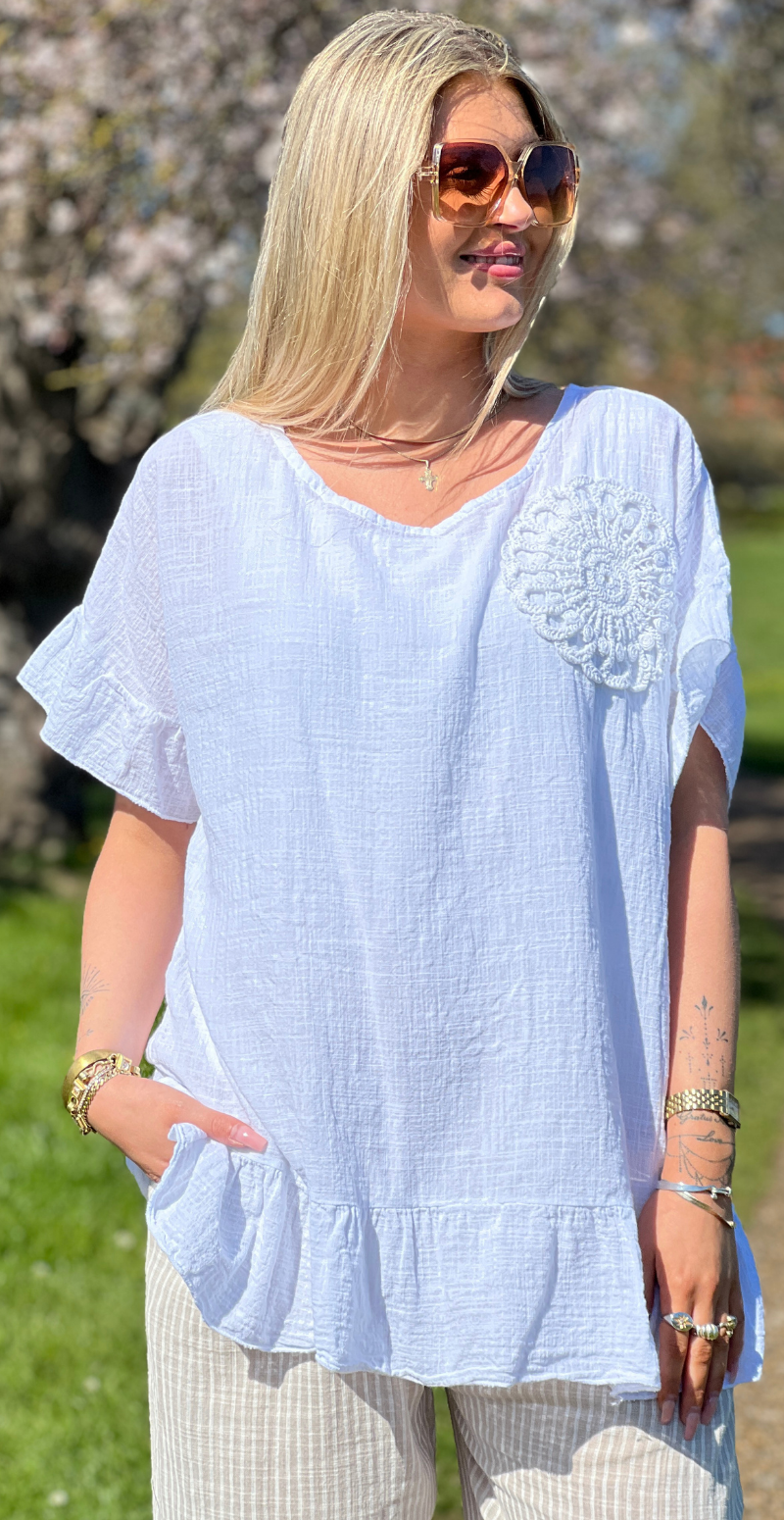 Carolina kortærmet bluse med peplum og hæklet blomst hvid LikeLondon