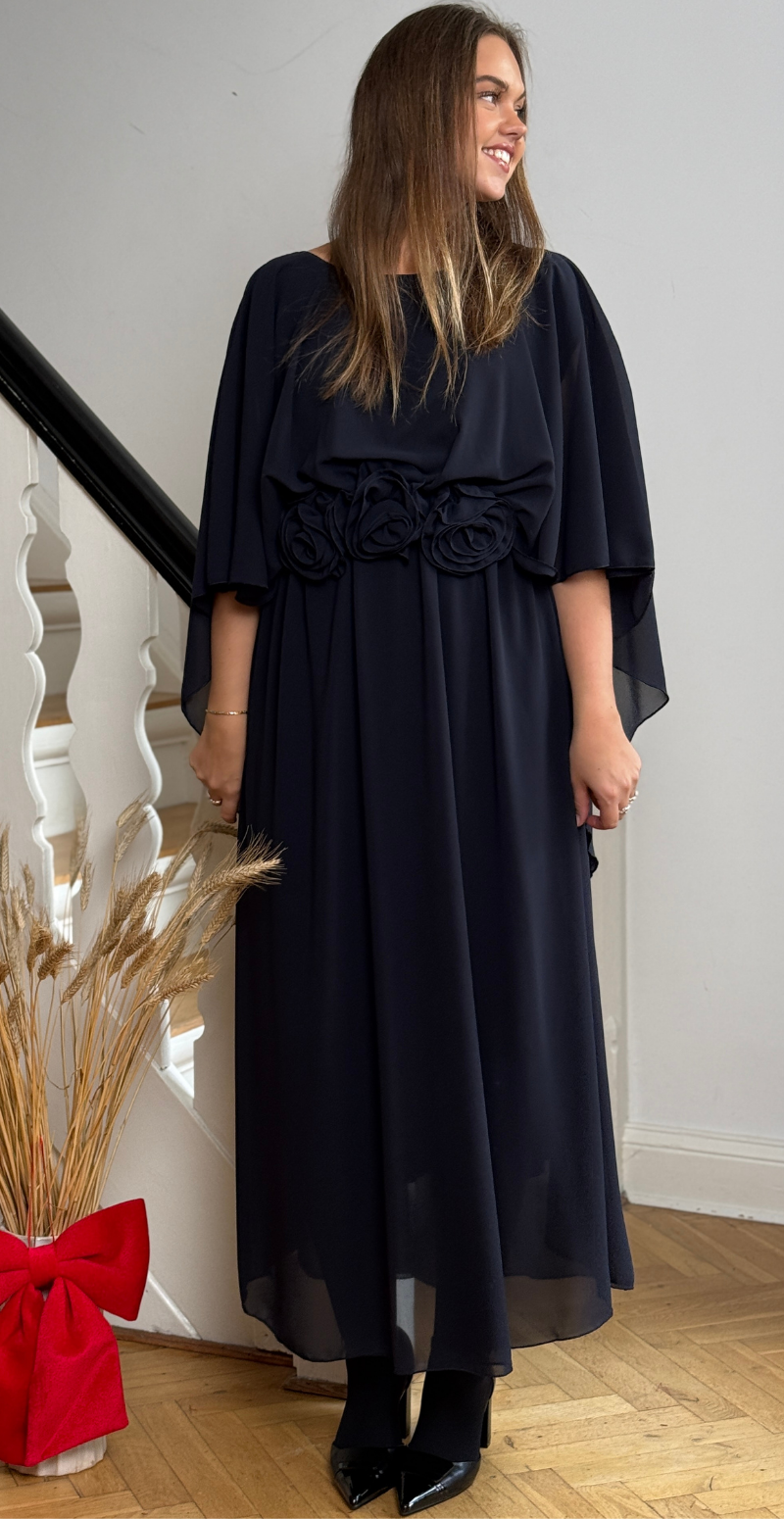 Forudbestil uge 45 Evelyn chiffon kjole med blomster navy LikeLondon