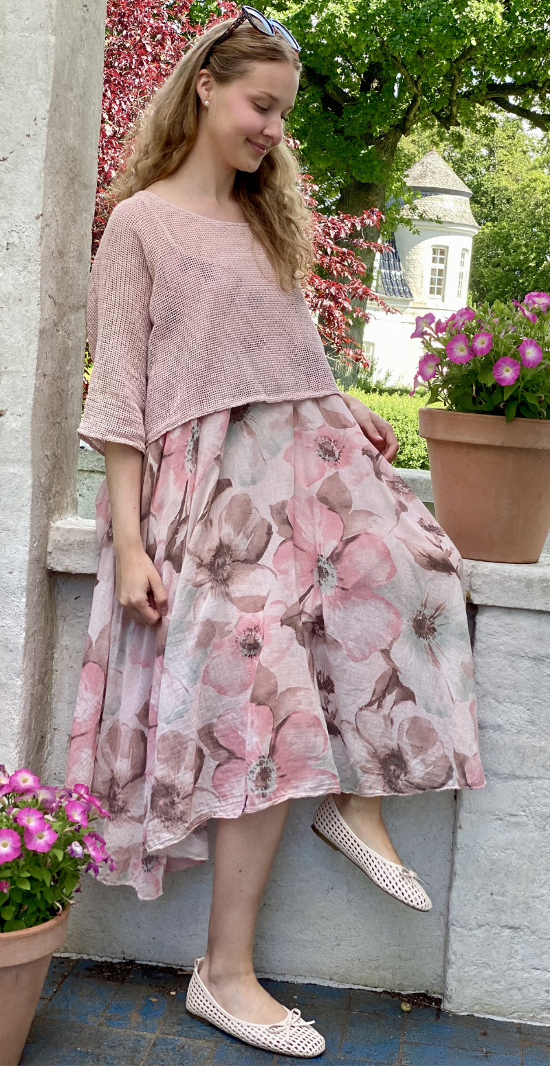 Ophelia kjole med blomsterprint og tynde stropper med tilhørende bluse pink LikeLondon