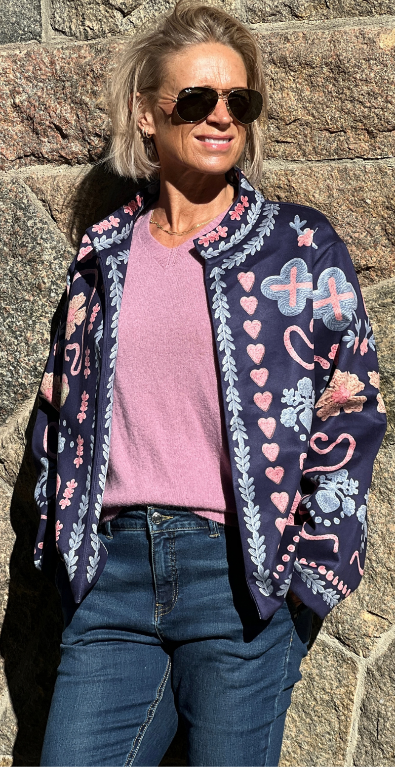 Estelle jakke i ruskindslook med hjerte mønster navy LikeLondon