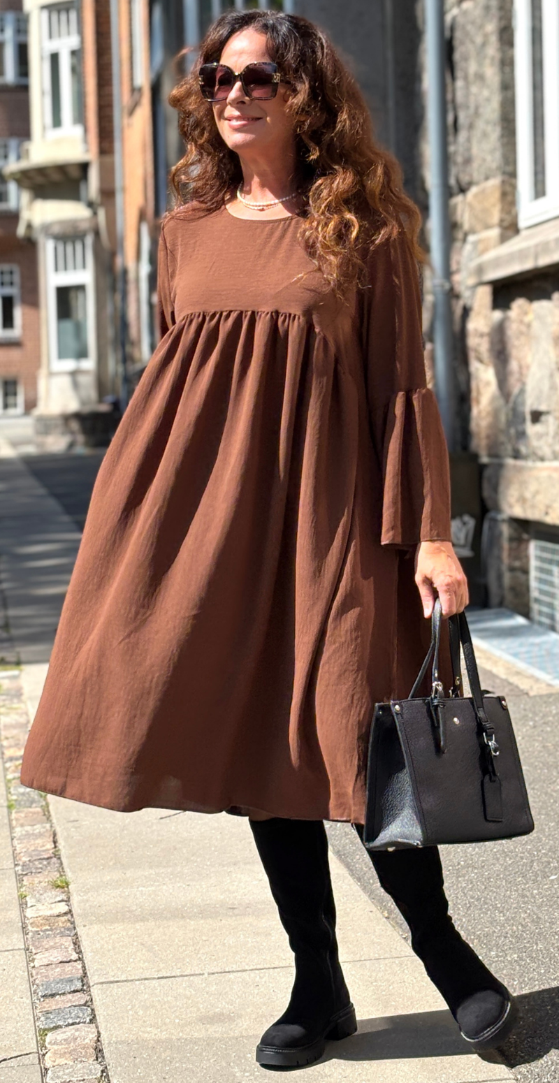 Kissy kjole med rund hals og vidde i ærme brun Likelondon