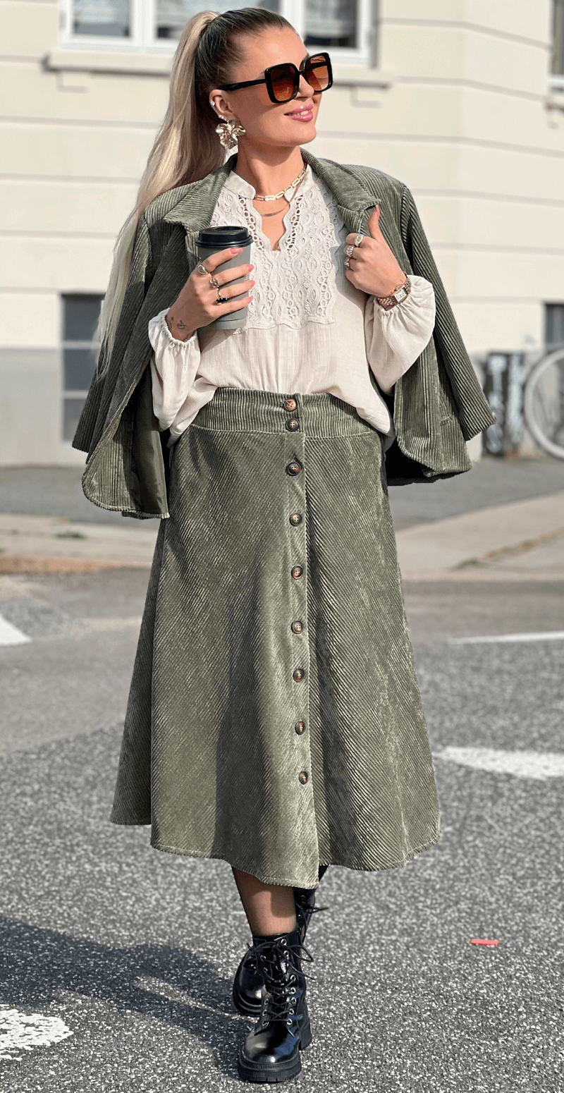 Judie fløjlnederdel med knapper foran khaki LikeLondon