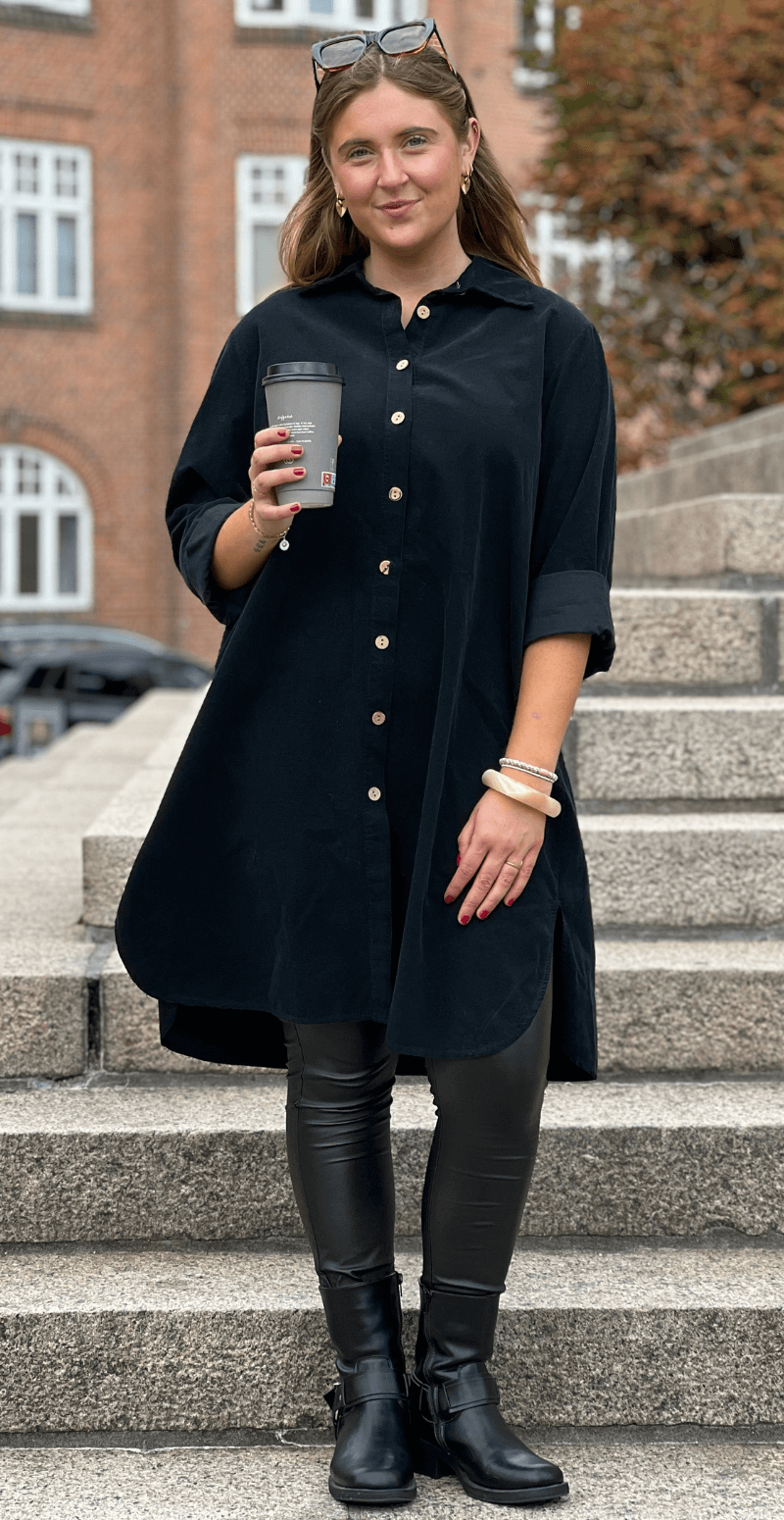 Danica fløjls kjole-tunika med knapstolpe sort LikeLondon