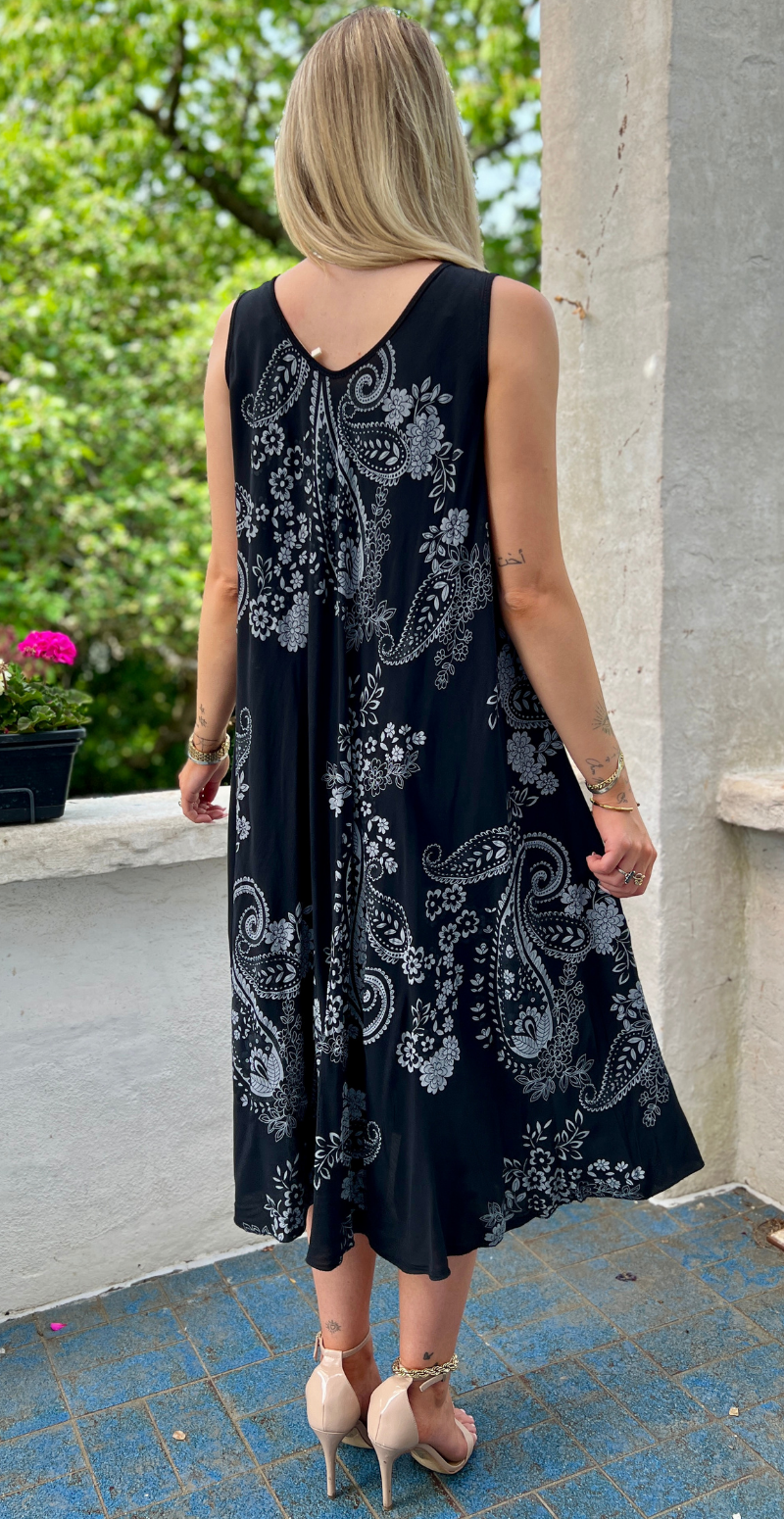 Safina vidde kjole uden ærmer med paisleyprint sort LikeLondon
