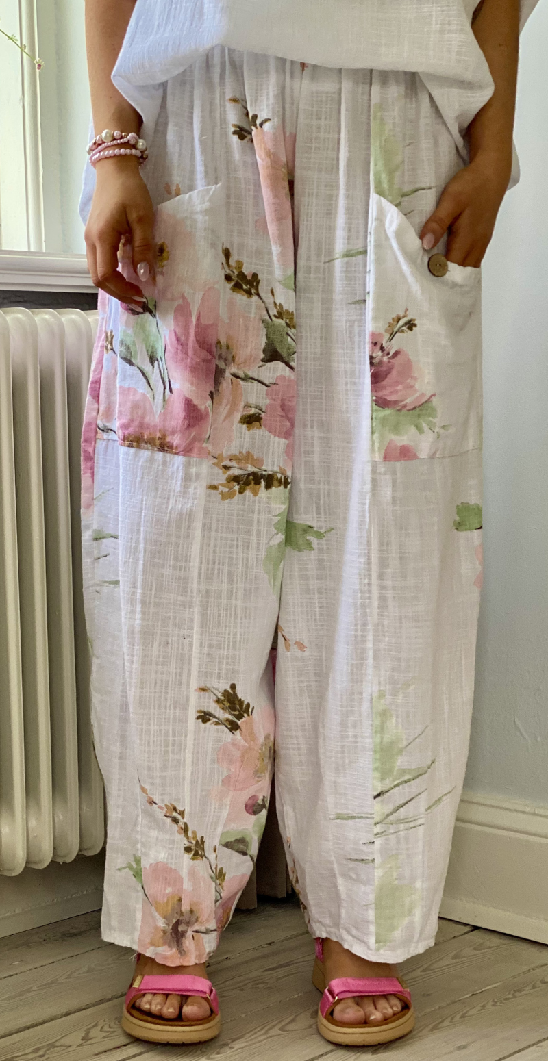 Gwen bukser med blomsterprint og lommer hvid LikeLondon