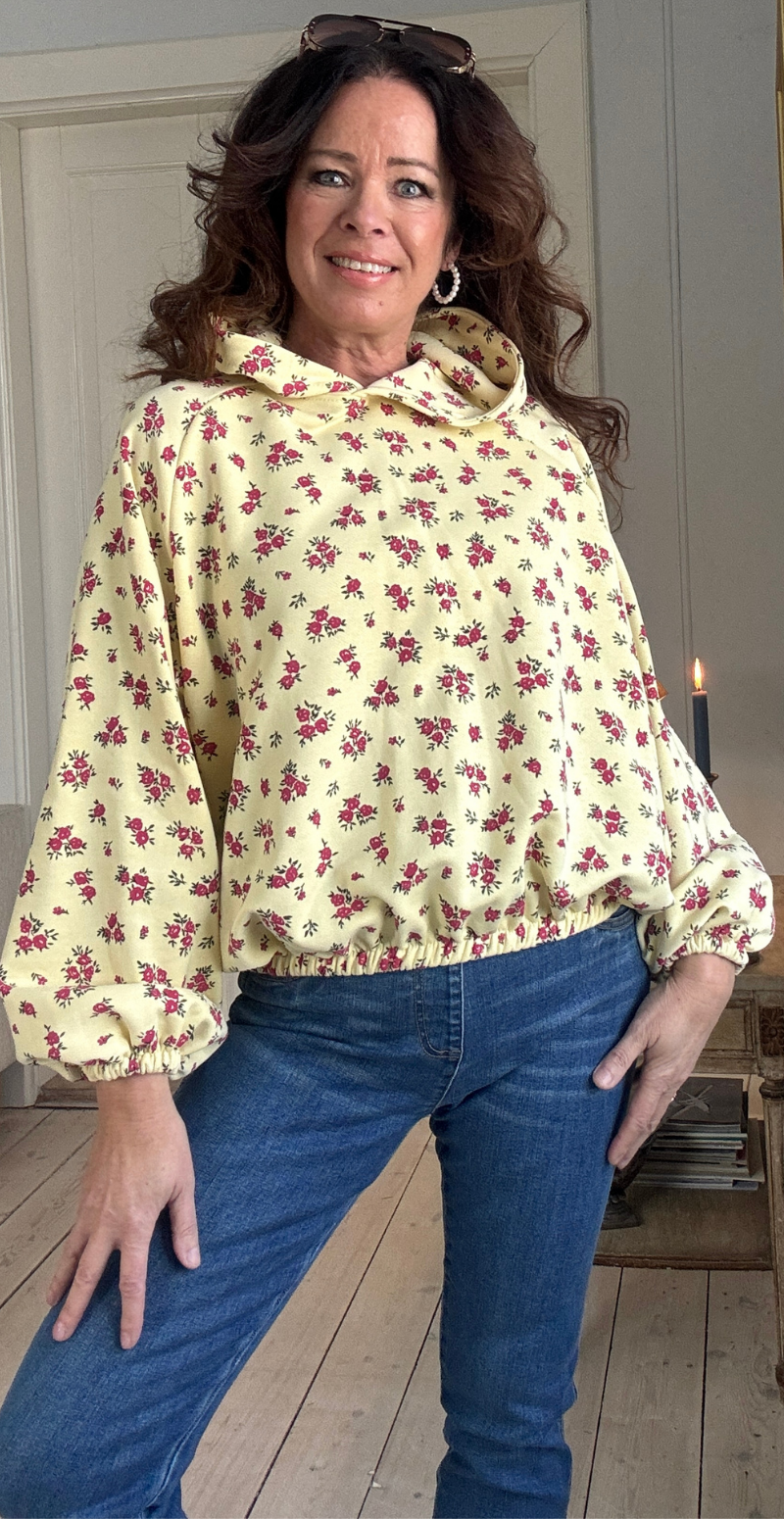 Severine bluse med hætte og blomsterprint lemon LikeLondon