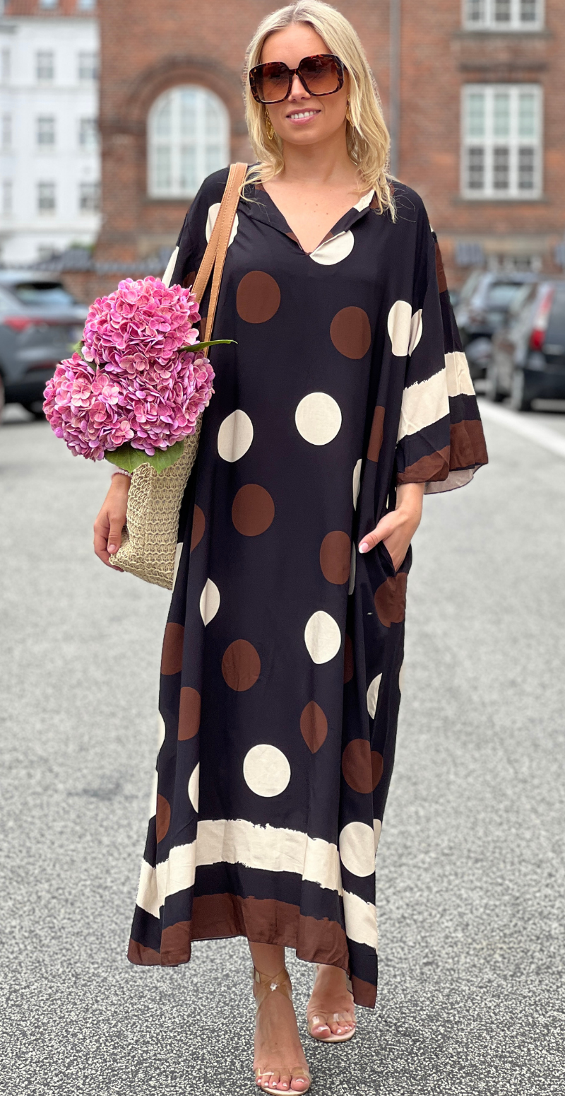Effie lang kjole med store dots og lommer sort LikeLondon