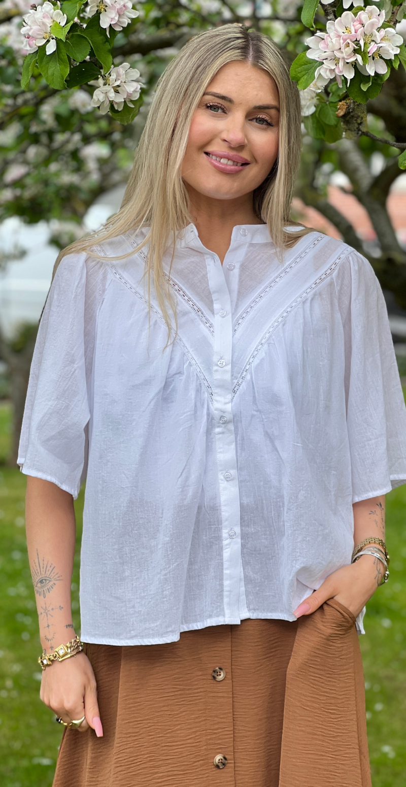 Jenny gennemknappet bluse med blonder hvid LikeLondon