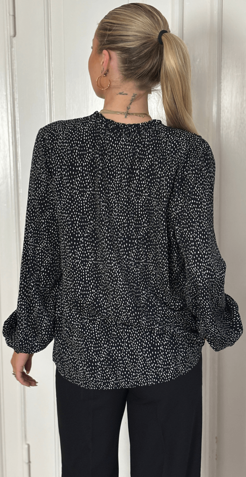Adney bluse med prikker black w. moonbeam