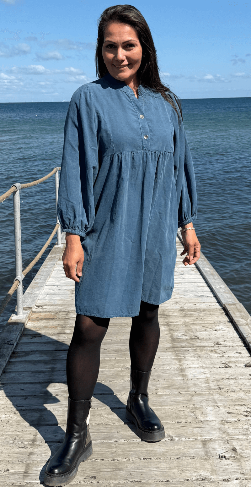 Ciara fløjlskjole med ballonærmer og metalknapper denim LikeLondon By Christina