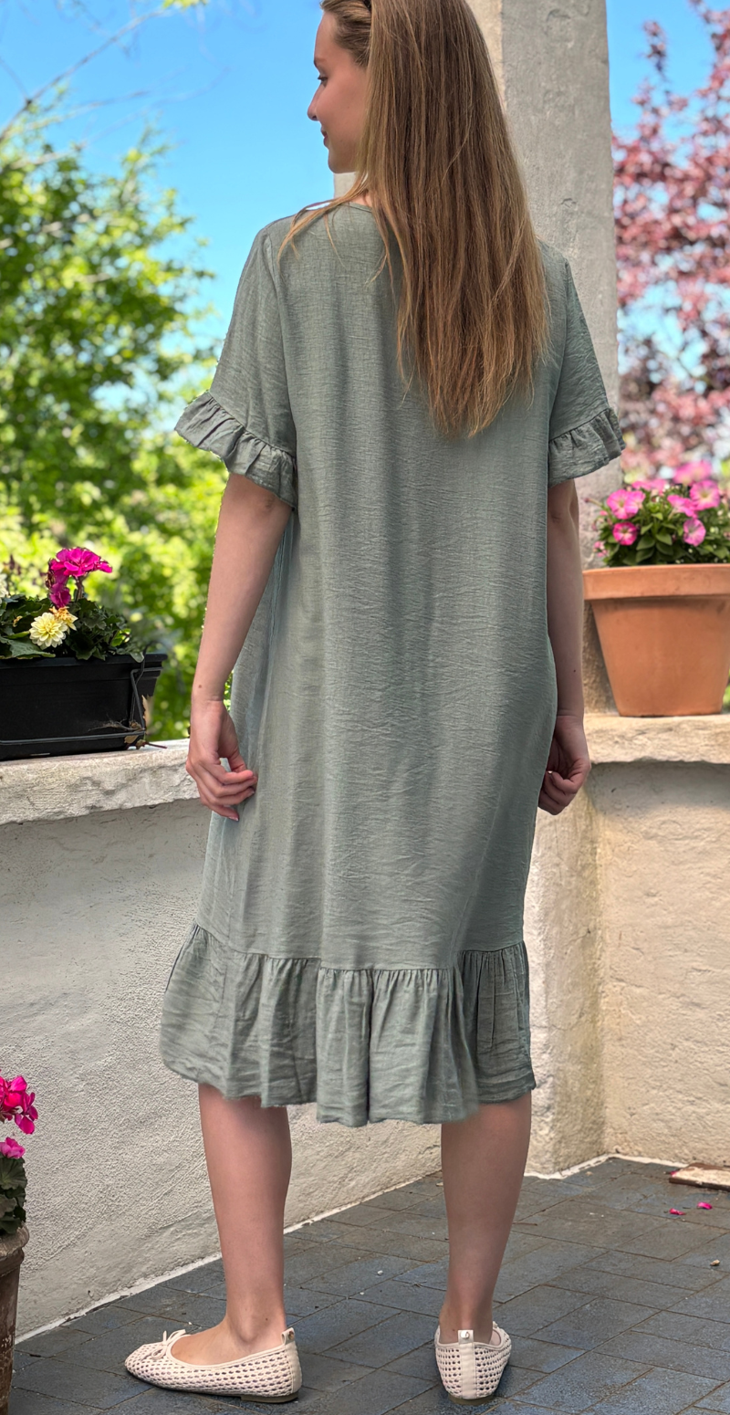 Lilly kjole med korte flæseærmer og peplumeffekt khaki LikeLondon
