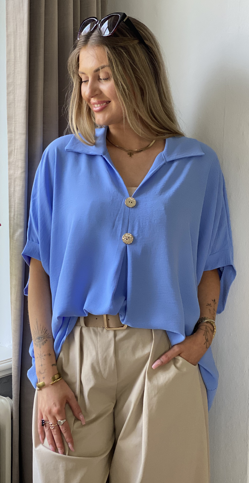 Lizzy bluse med krave og guldknapper blå LikeLondon