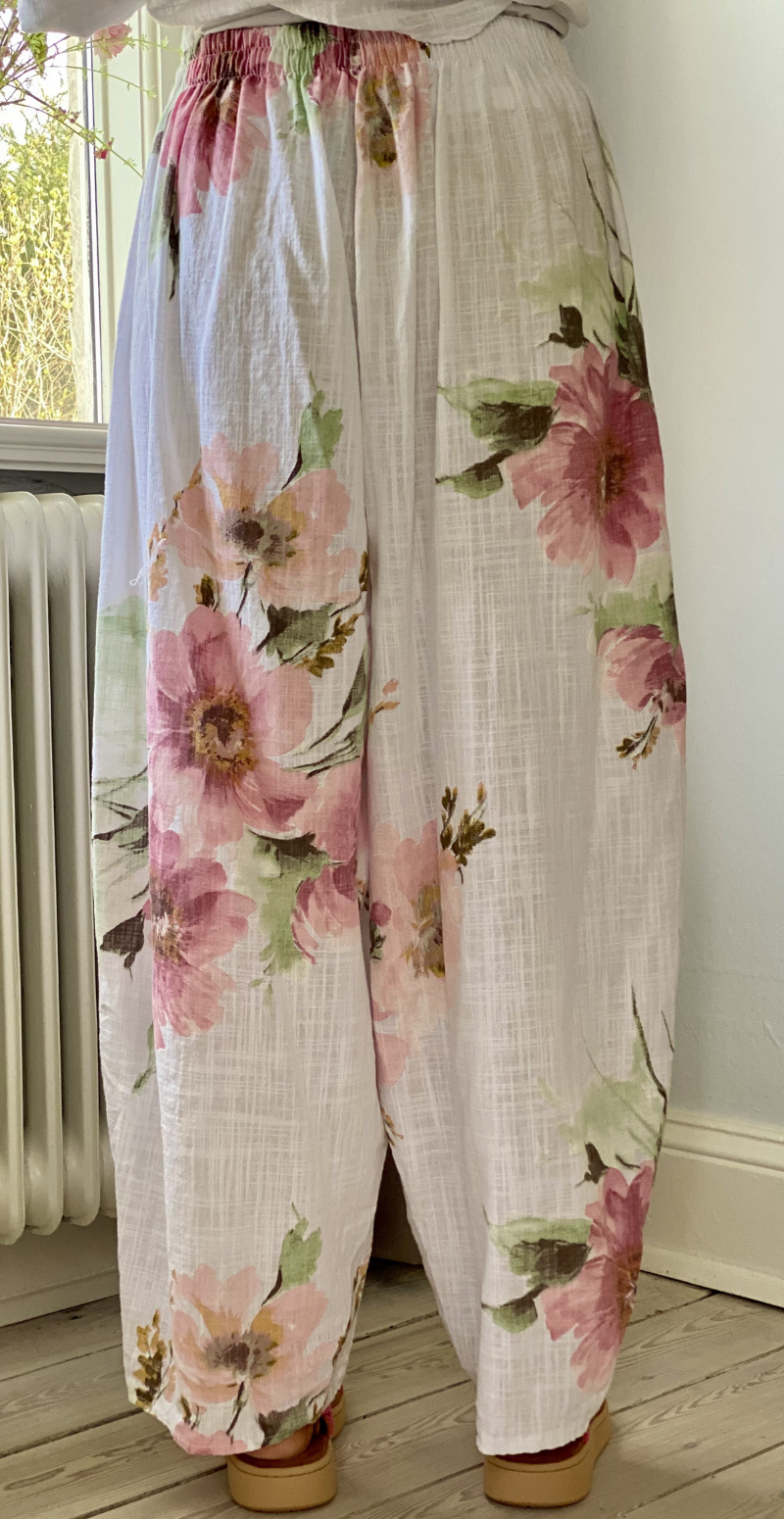 Gwen bukser med blomsterprint og lommer hvid LikeLondon