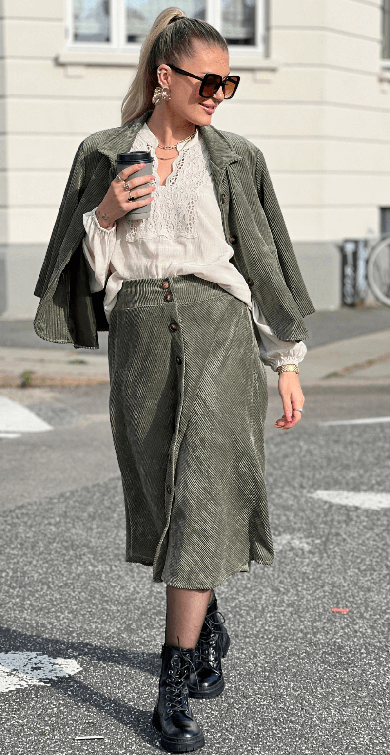 Judie fløjlnederdel med knapper foran khaki LikeLondon