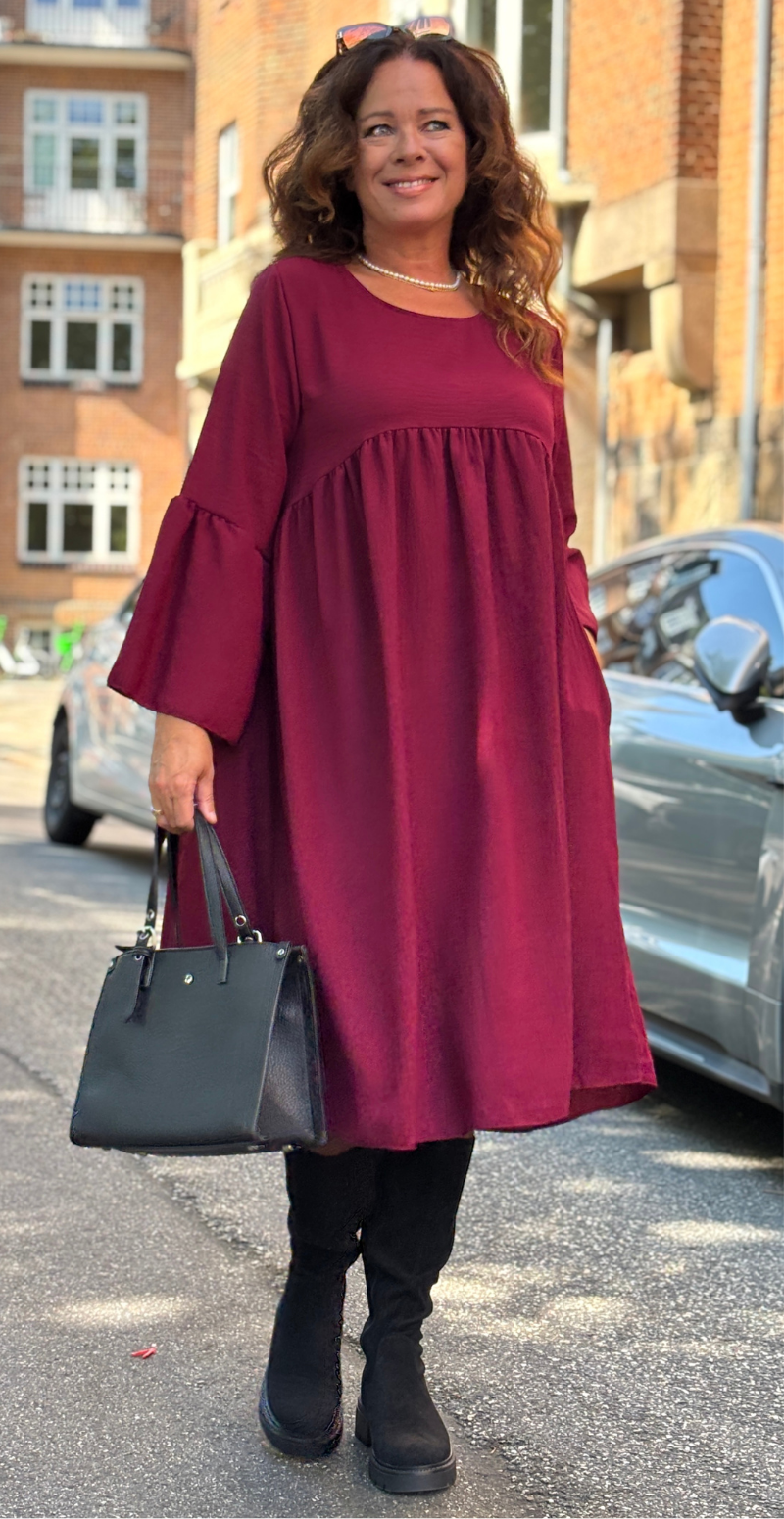 Kissy kjole med rund hals og vidde i ærme bordeaux Likelondon