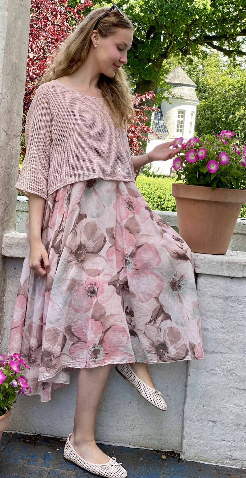 Ophelia kjole med blomsterprint og tynde stropper med tilhørende bluse pink LikeLondon