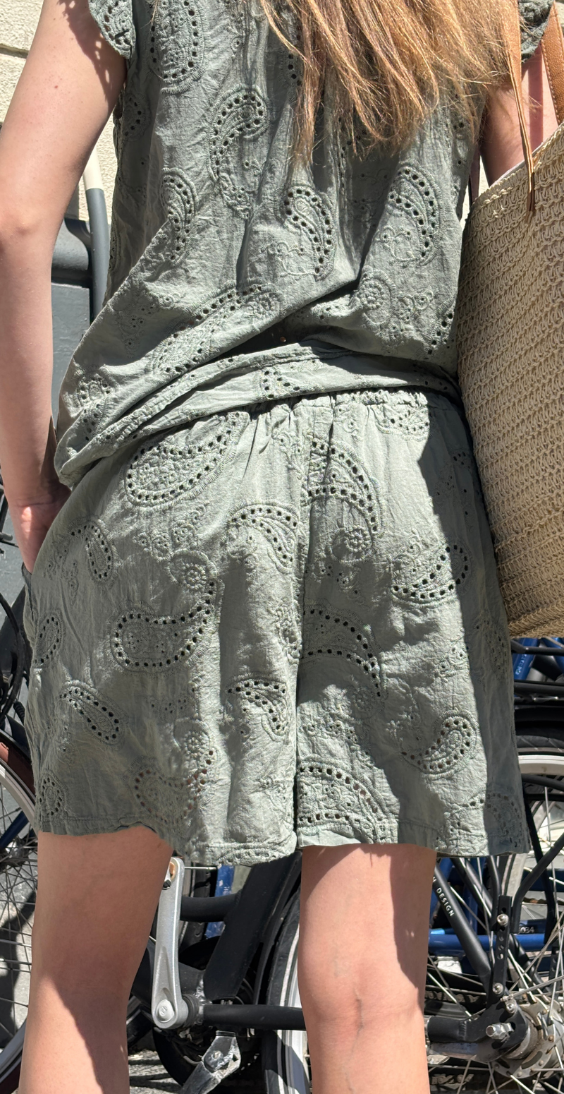 Isobel shorts med broderi anglaise og skrålommer khaki LikeLondon