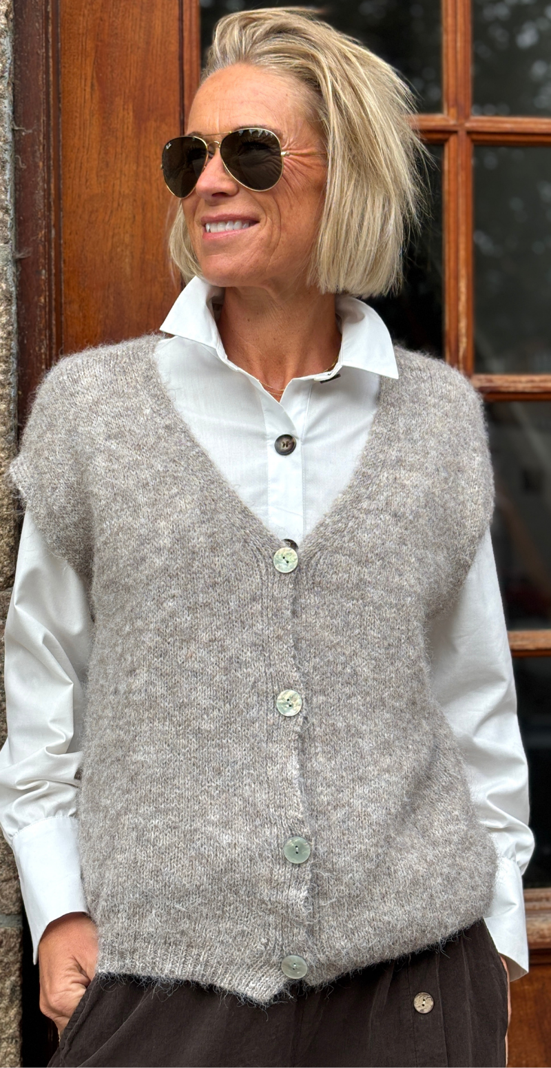 Aveline strikvest med v-hals og perlemorsknapper fango LikeLondon