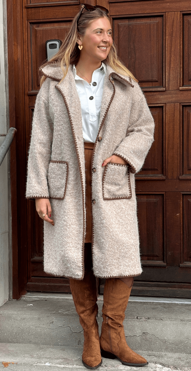 Forudbestil uge 40 Trisha lang jakke med farvede kanter beige LikeLondon