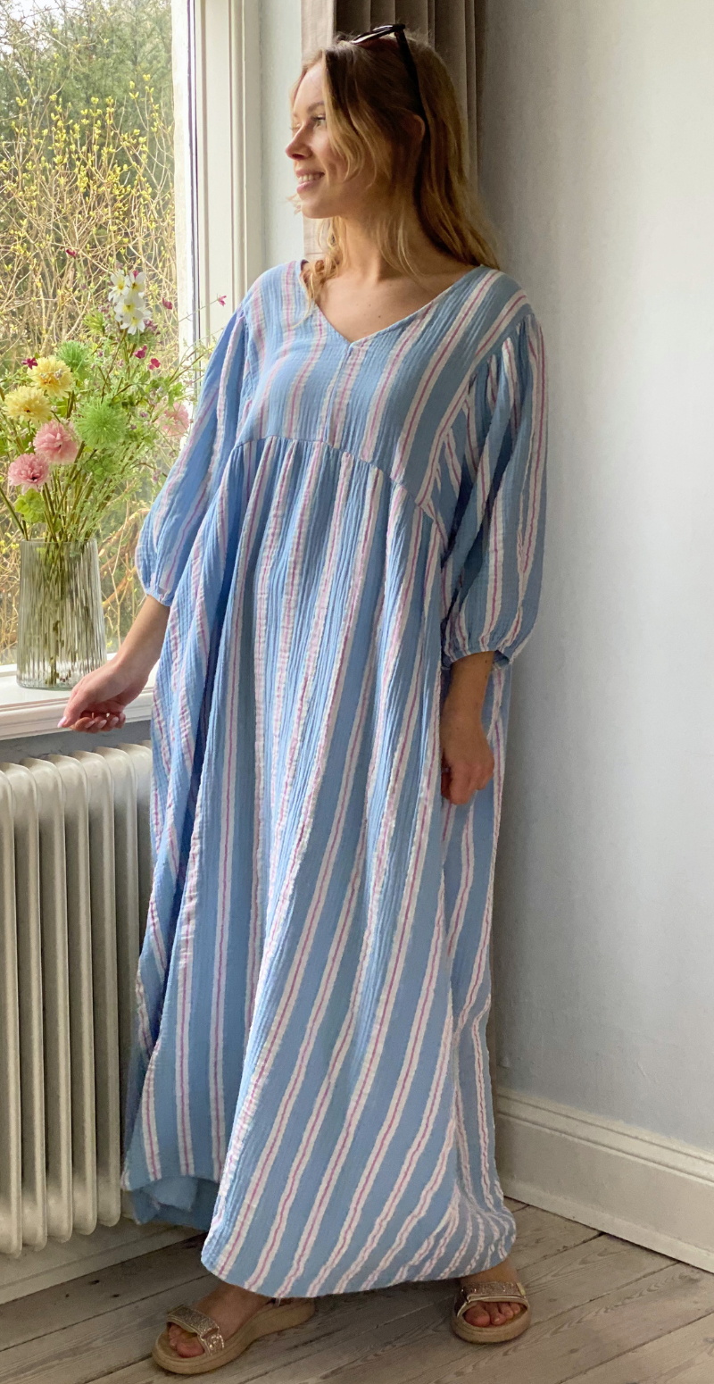 Zira lang kjole med grafisk mønster og v-hals sky blue LikeLondon