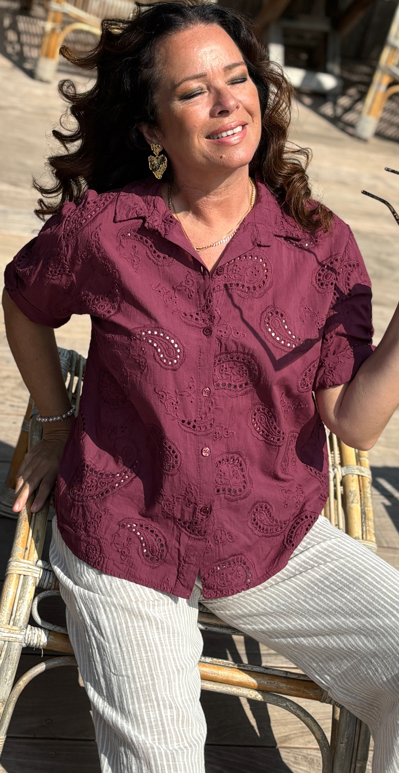 Isobel bluse med 3/4 ærmer og broderi anglaise wine LikeLondon