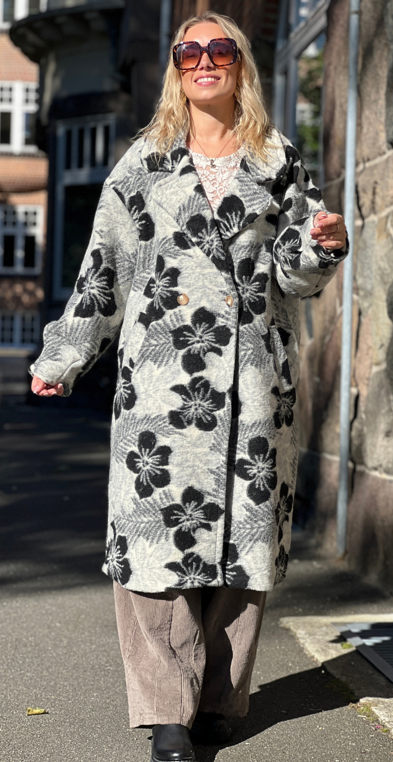 Nilla uld jakke med lommer og blomstermotiv sort LikeLondon