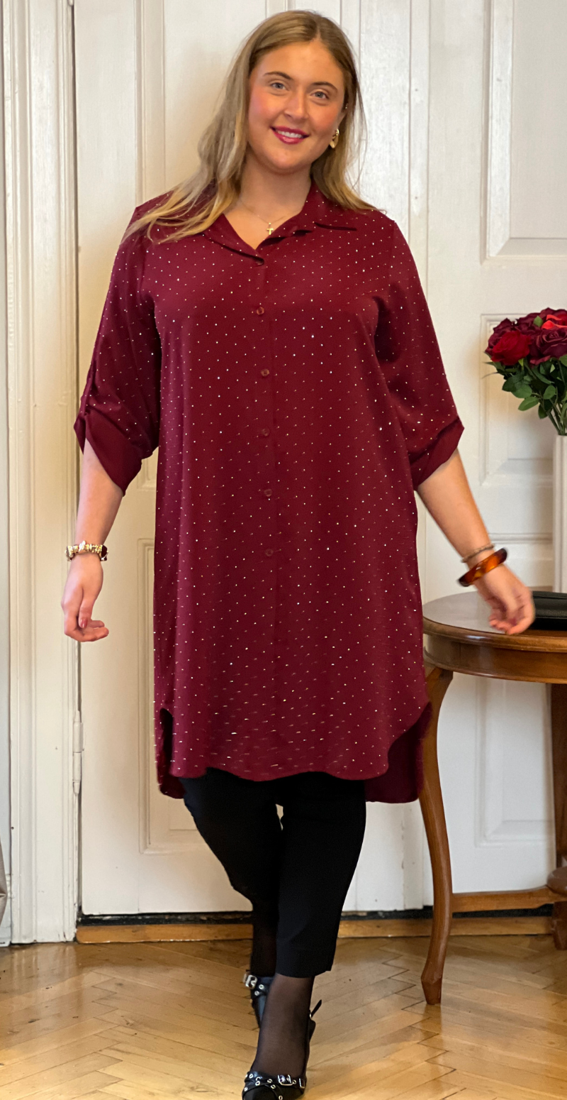 Forudbestil uge 49 Kaya tunika i satinlook med similisten bordeaux LikeLondon