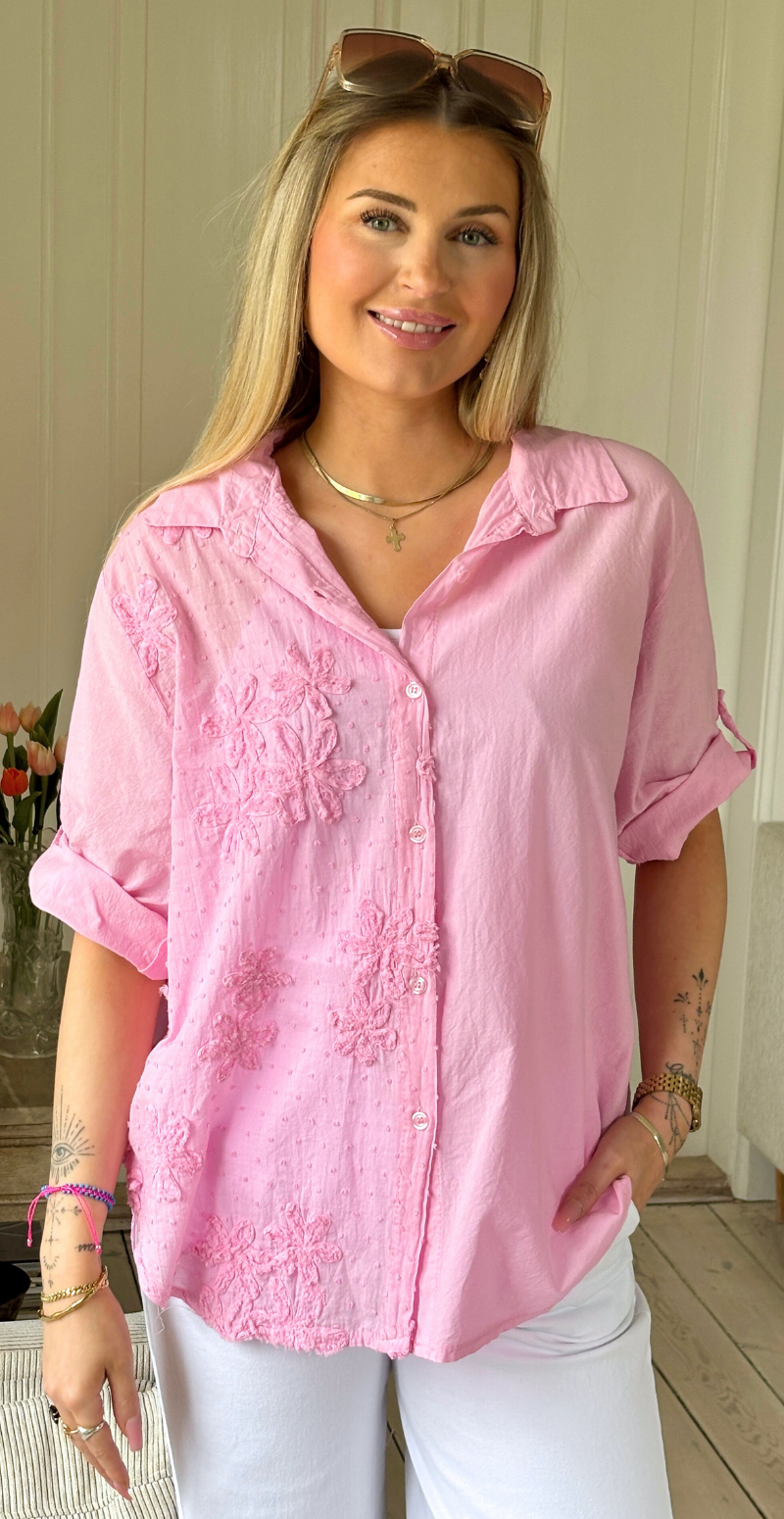 Sigga skjorte med broderi og blomst i den ene side pink Likelondon