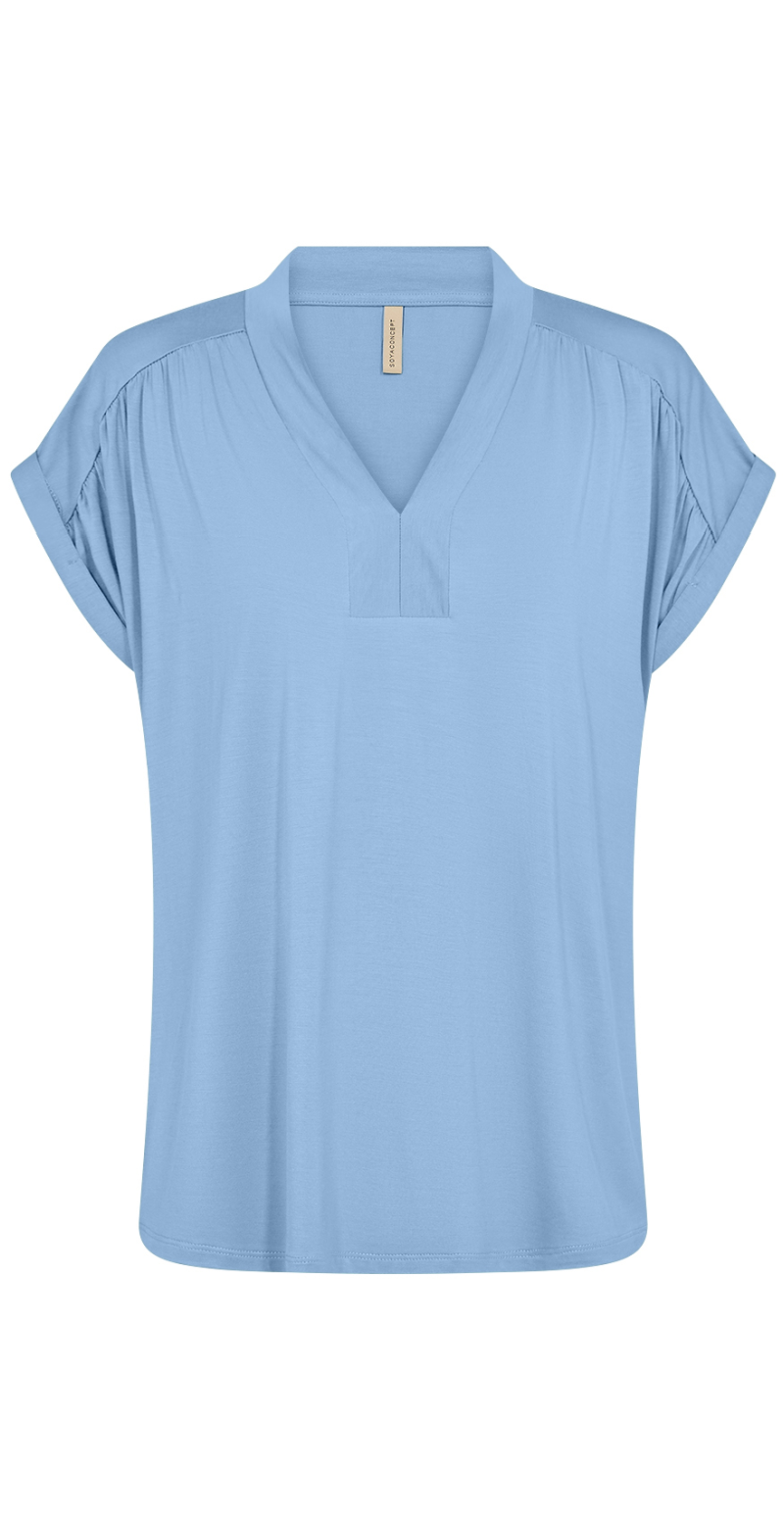  T-shirt med v-hals og opsmøg på ærmet lysblå foran
