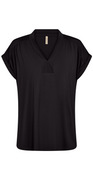 Sophia T-shirt med v-hals og opsmøg på ærmet sort