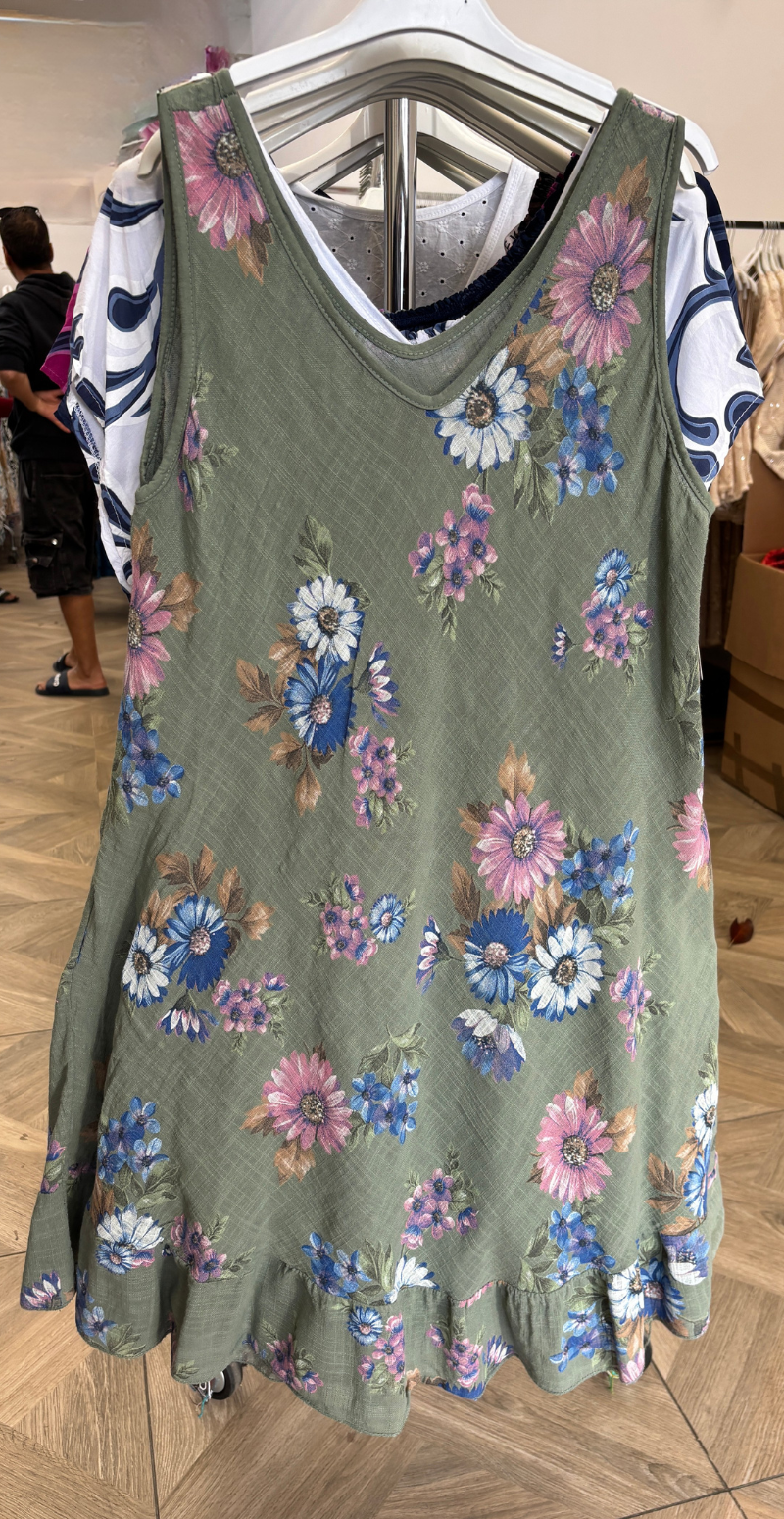 Forudbestilling uge 21 Zofja kjole med blomsterprint og let v-hals khaki LikeLondon