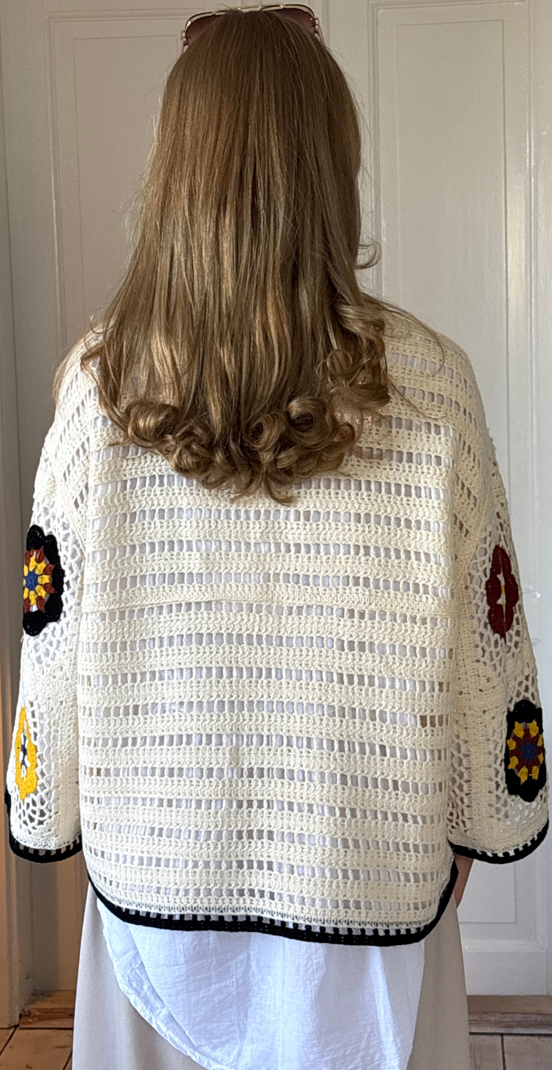 Tonja kort hæklet cardigan med blomster creme LikeLondon