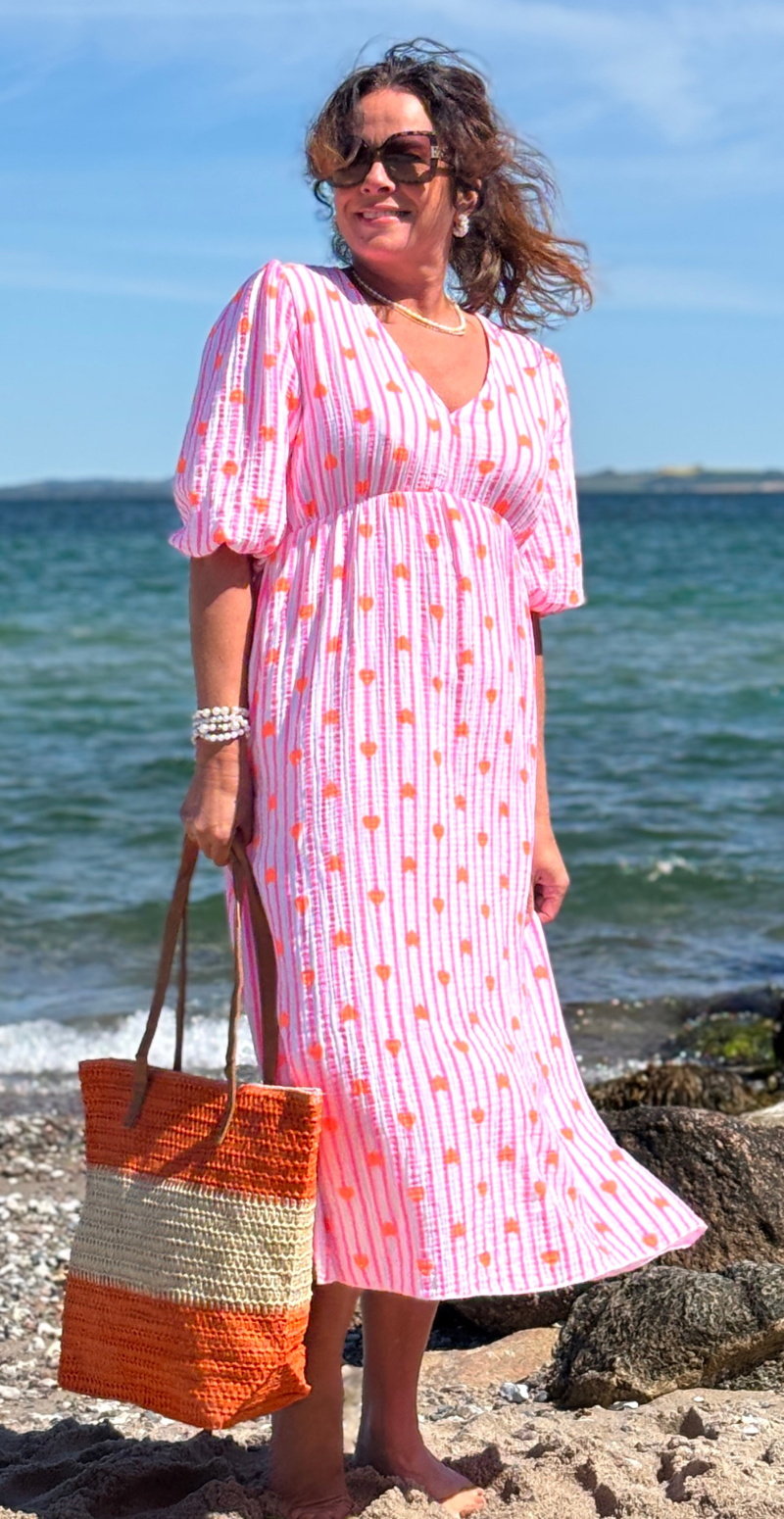 Maya kjole med v-hals, striber og hjerter hvid/pink LikeLondon