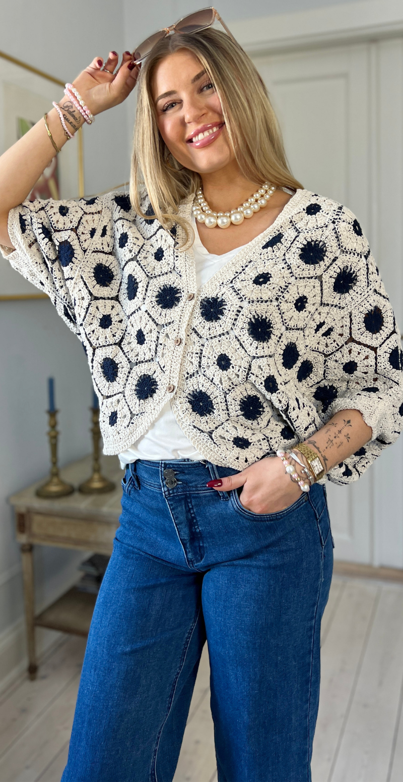 Etina kort cardigan med hæklet mønster og træknapper navy LIkeLondon