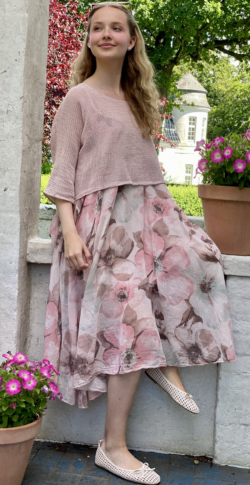 Ophelia kjole med blomsterprint og tynde stropper med tilhørende bluse pink LikeLondon