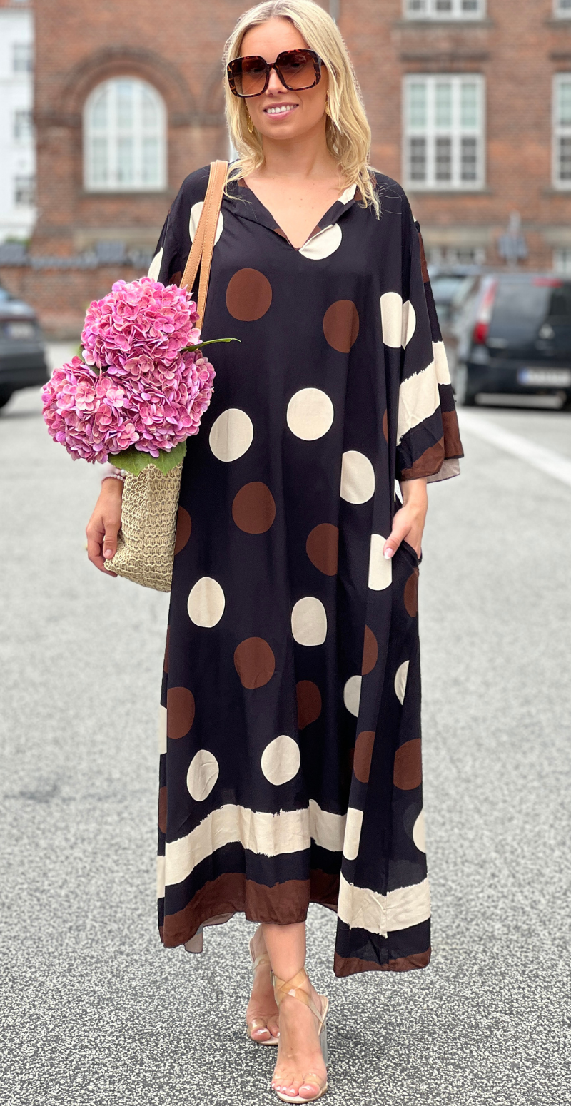 Effie lang kjole med store dots og lommer sort LikeLondon