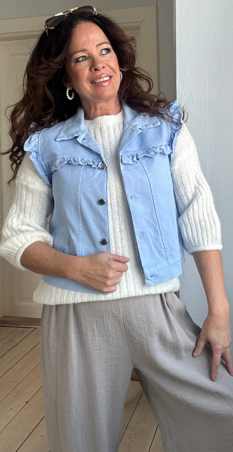 Elli vest med flæsedetaljer skyblue LikeLondon