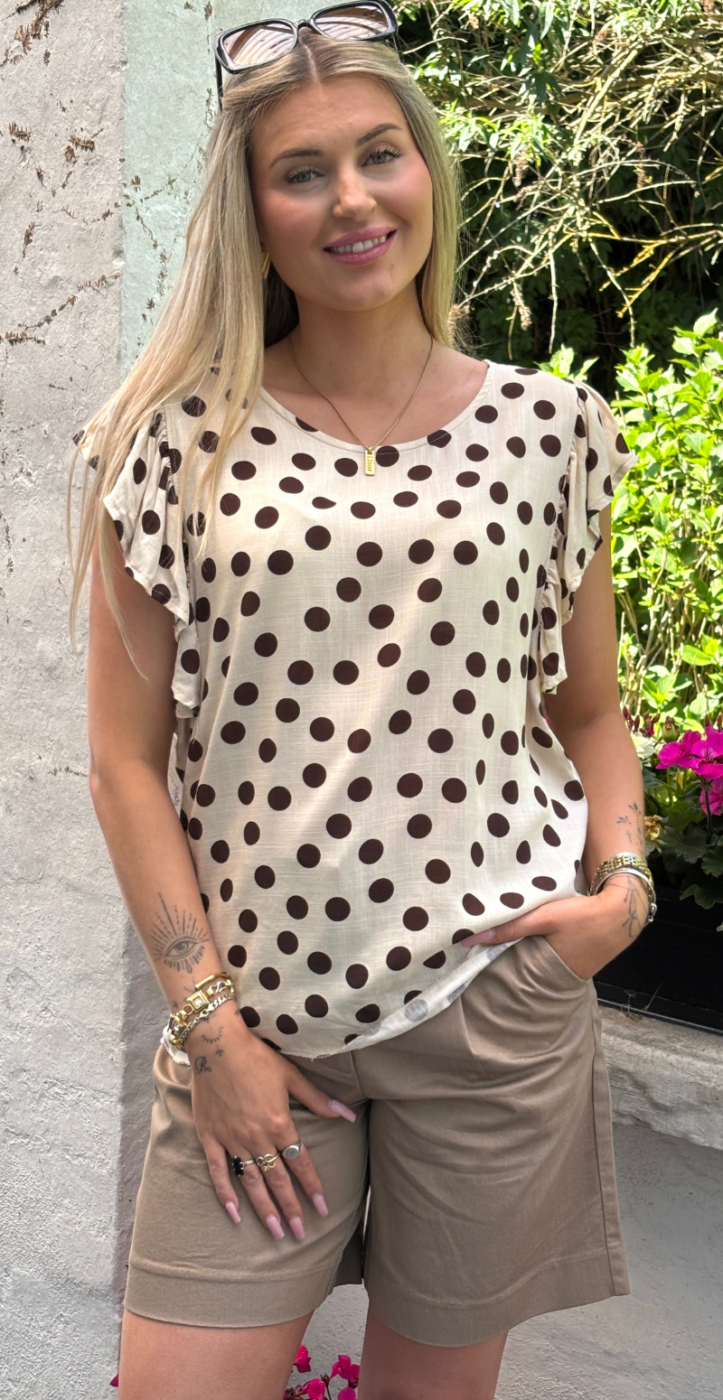 Emmy bluse med prikker og flæseærmer beige LikeLondon