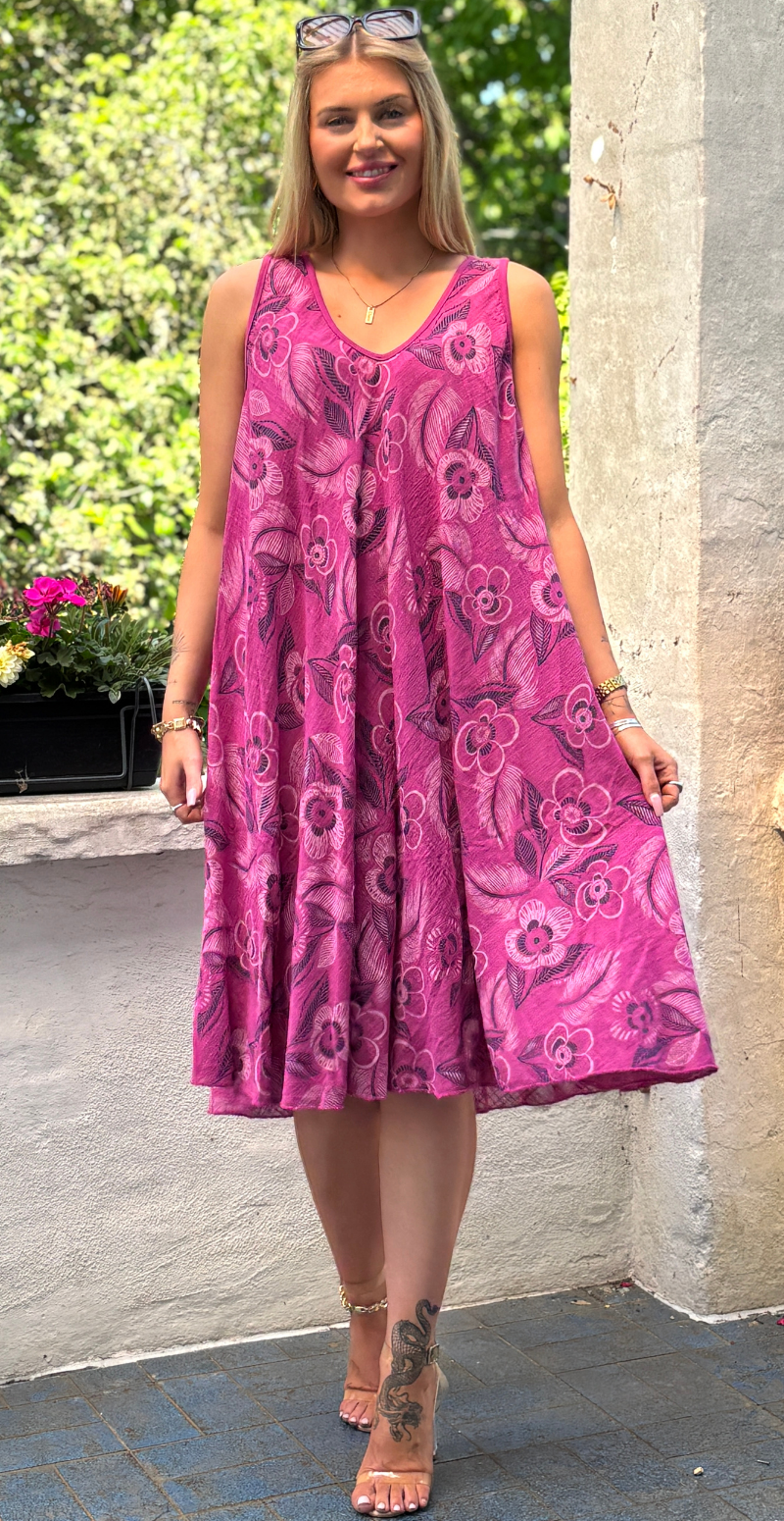 Aurelia kort kjole med brede stropper og blomster magenta LikeLondon