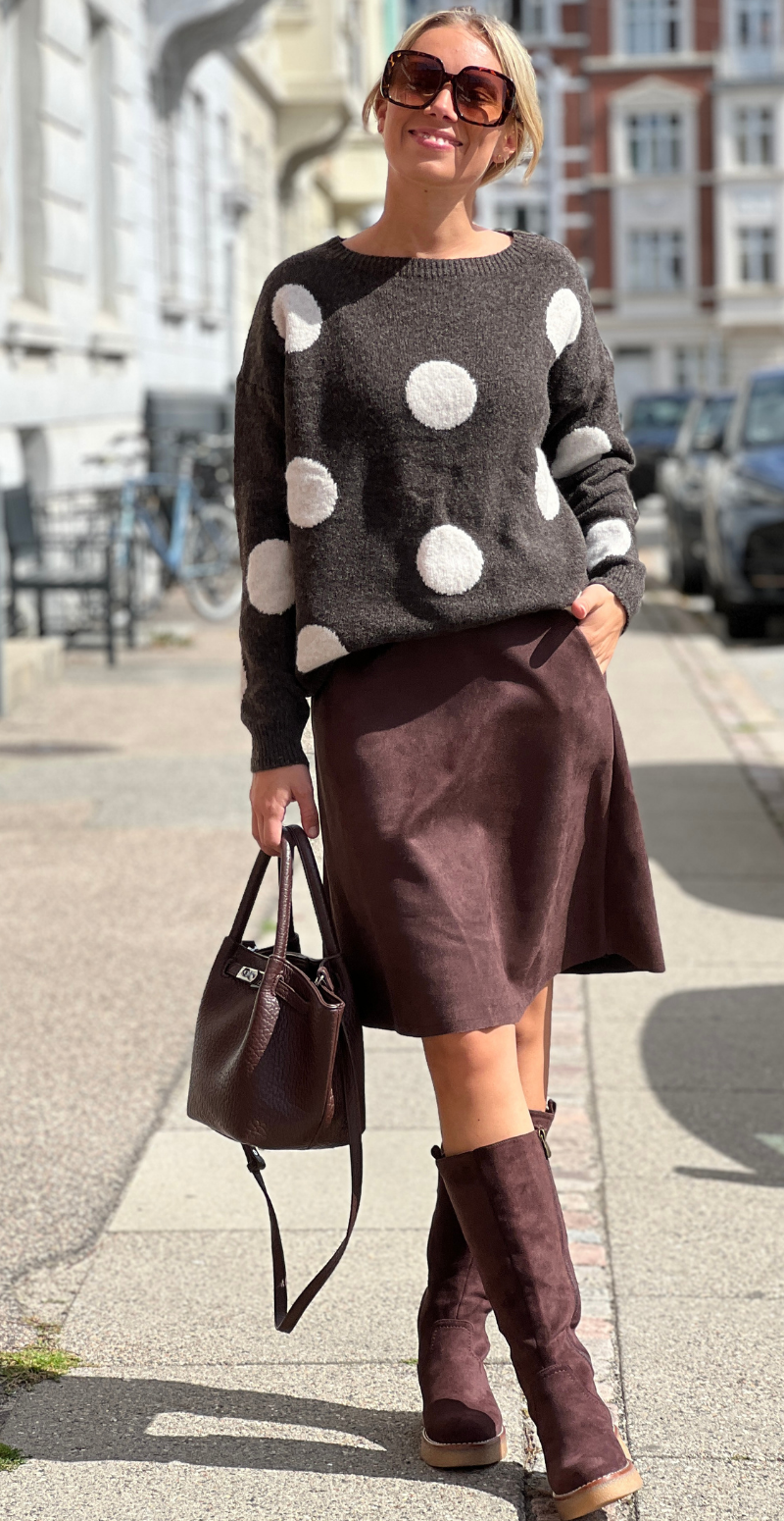 Ronja kort nederdel i ruskind med skrålommer dark brown LikeLondon