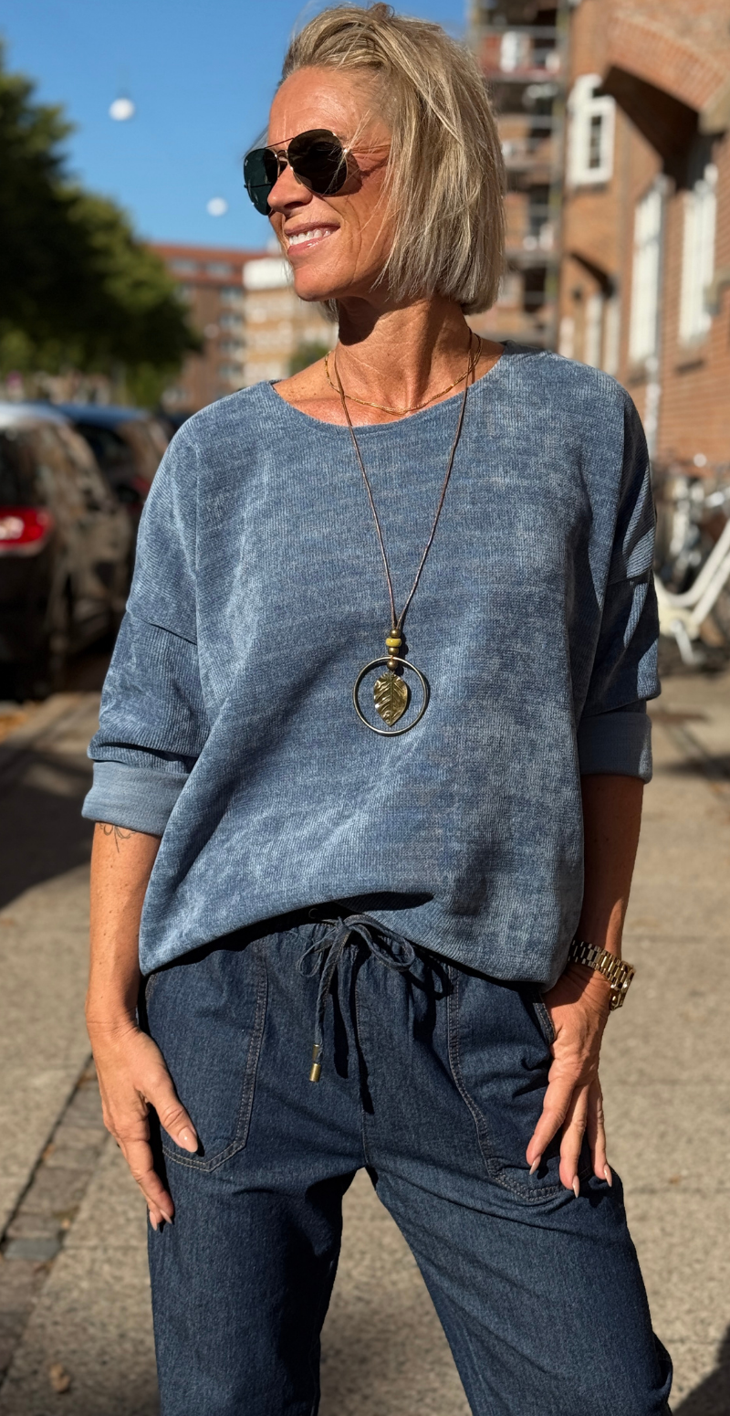 Maren bluse i velour og halskæde jeans LikeLondon