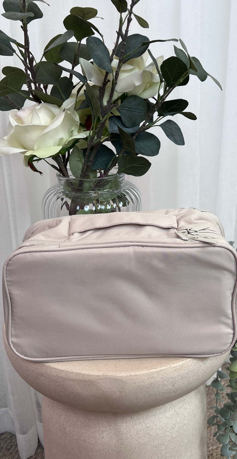 Stor toilettaske med flere rum og hank beige LikeLondon