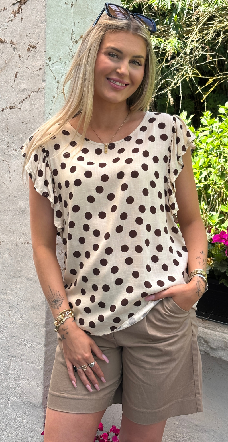 Emmy bluse med prikker og flæseærmer beige LikeLondon
