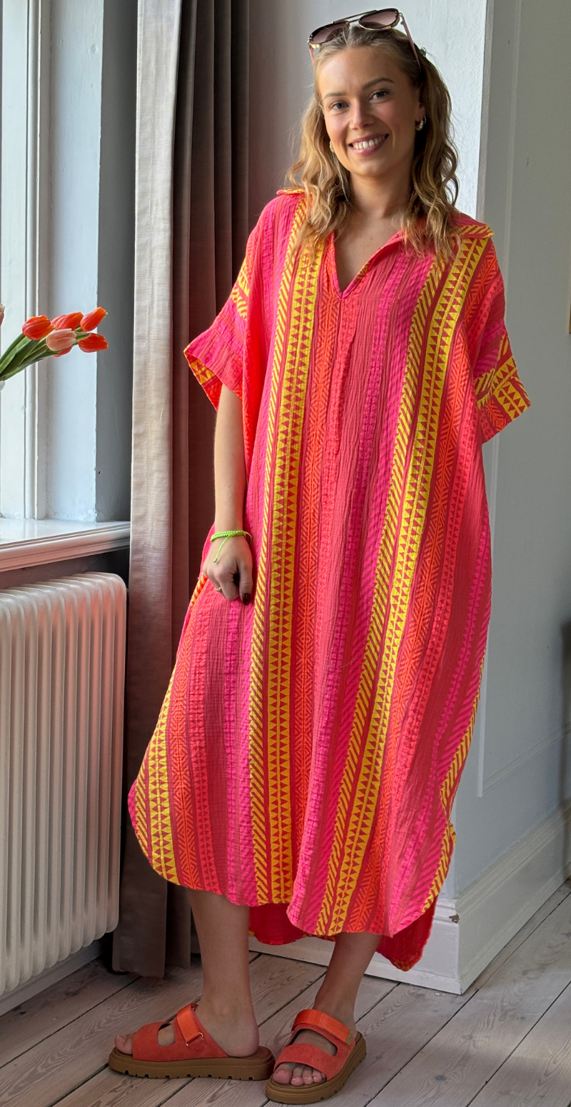 Forudbestil uge 16 Flora lang kjole i musselin med grafisk mønster orange LikeLondon