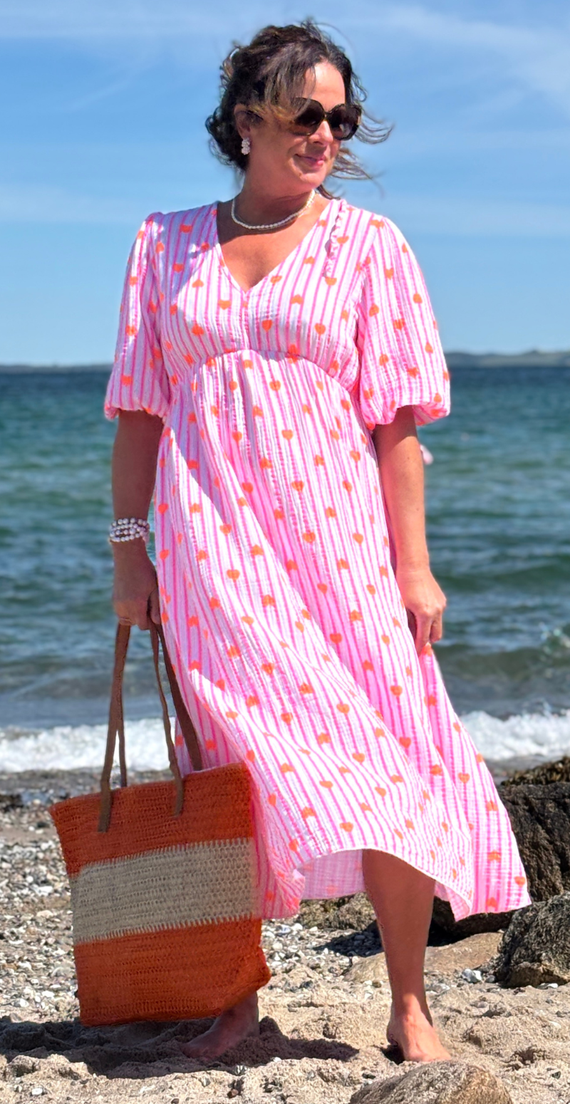 Maya kjole med v-hals, striber og hjerter hvid/pink LikeLondon